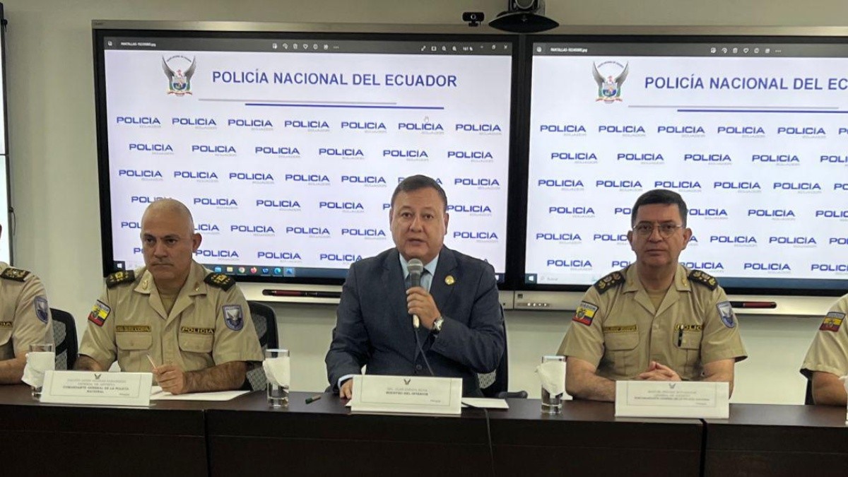 La rueda de prensa de la cúpula policial junto al ministro del Interior, Juan Zapata Silva. (Cortesía de la Policía Nacional..)
