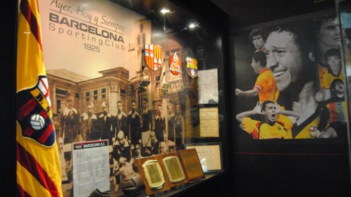 Barcelona SC tiene entre sus piezas de exposición varias camisetas que usó durante las últimas décadas, resaltando el amarillo y rojo. (BSC)