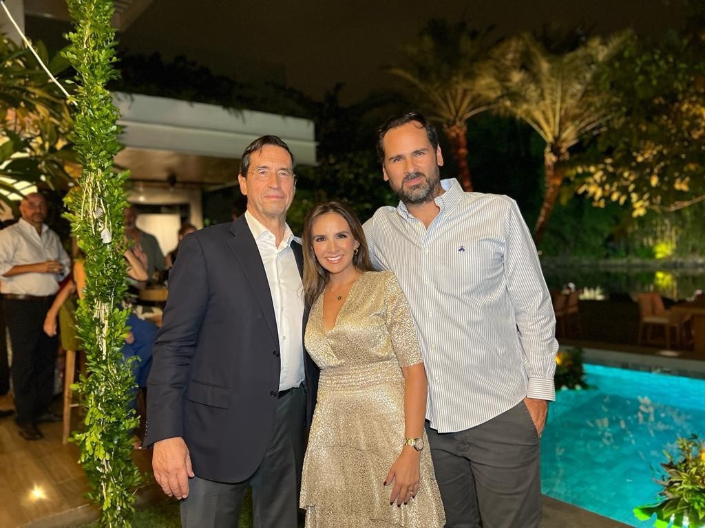 En la foto el conferencista médico Mario Alonso Puig, la periodista Estéfani Espín y su esposo Felipe Estrada.  (Foto: Franklin Navarro. )