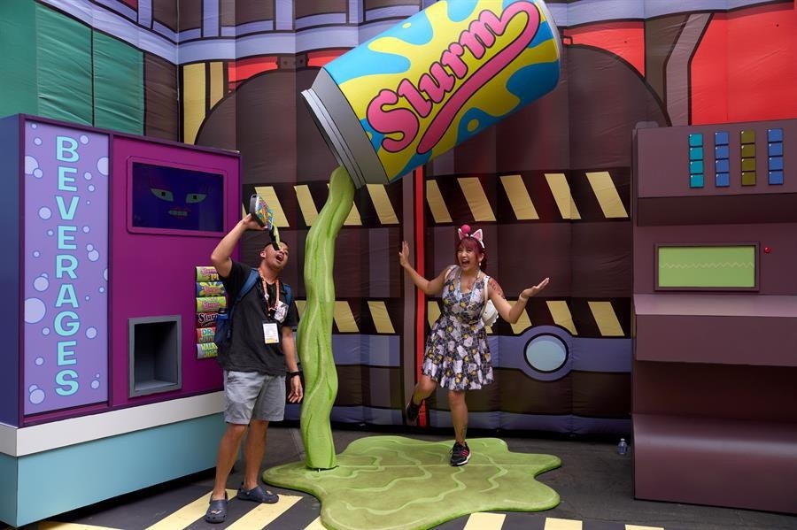 Dos asistentes a la Comic-Con 2023 en San Diego, Estados Unidos. (EFE)