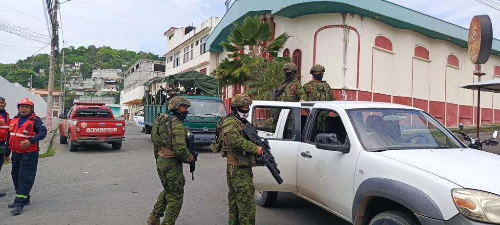 Militares hallaron 84 tacos explosivos y dos rollos de mecha lenta.  (Cortesía de FF.AA. )