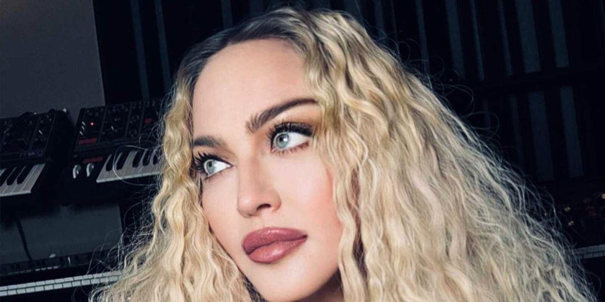 A finales de junio, Oseary anunció que Madonna tenía que interrumpir su gira Celebration Tour, cuyo comienzo estaba previsto para el 15 de julio y debía prolongarse durante siete meses. (RRSS)