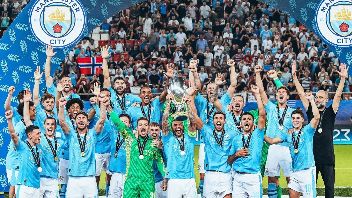Jugadores del Manchester City levantan el trofeo de la Supercopa de Europa (Foto: Manchester City)