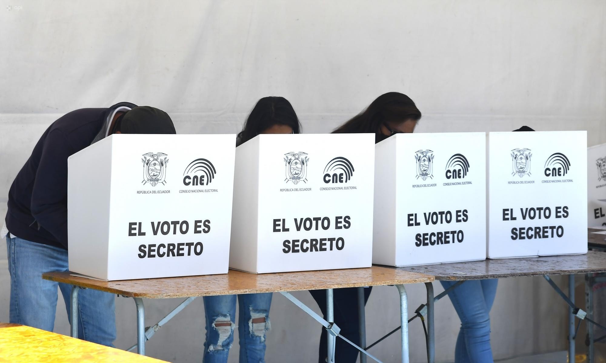 Sufragantes ejerciendo su derecho al voto. (API)