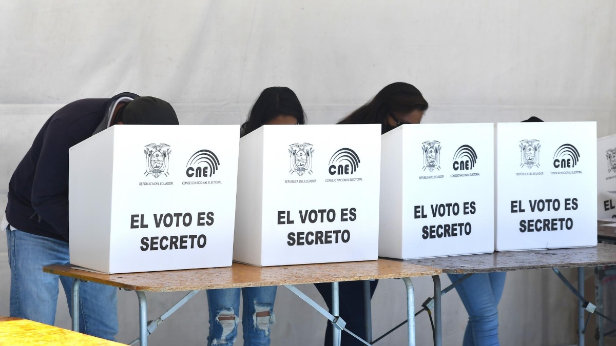 Sufragantes ejerciendo su derecho al voto. (API)