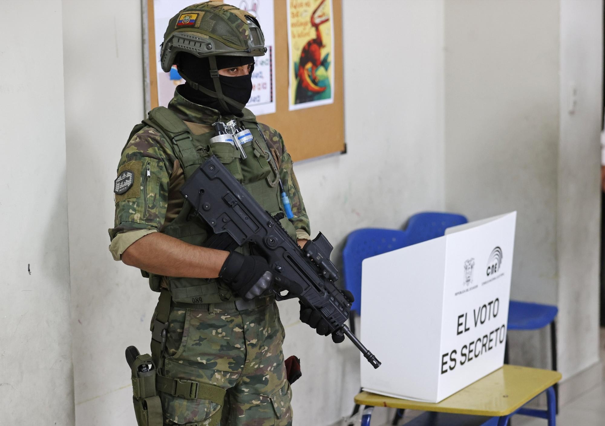 Militares brindan seguridad a los ciudadanos en sus centros de votación durante la jornada de elecciones generales, hoy, en Guayaquil (Ecuador). (EFE)