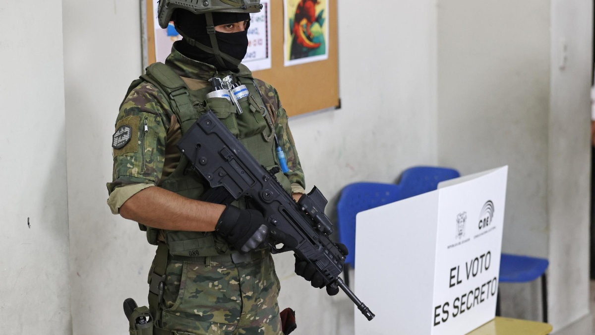 Militares brindan seguridad a los ciudadanos en sus centros de votación durante la jornada de elecciones generales, hoy, en Guayaquil (Ecuador). (EFE)