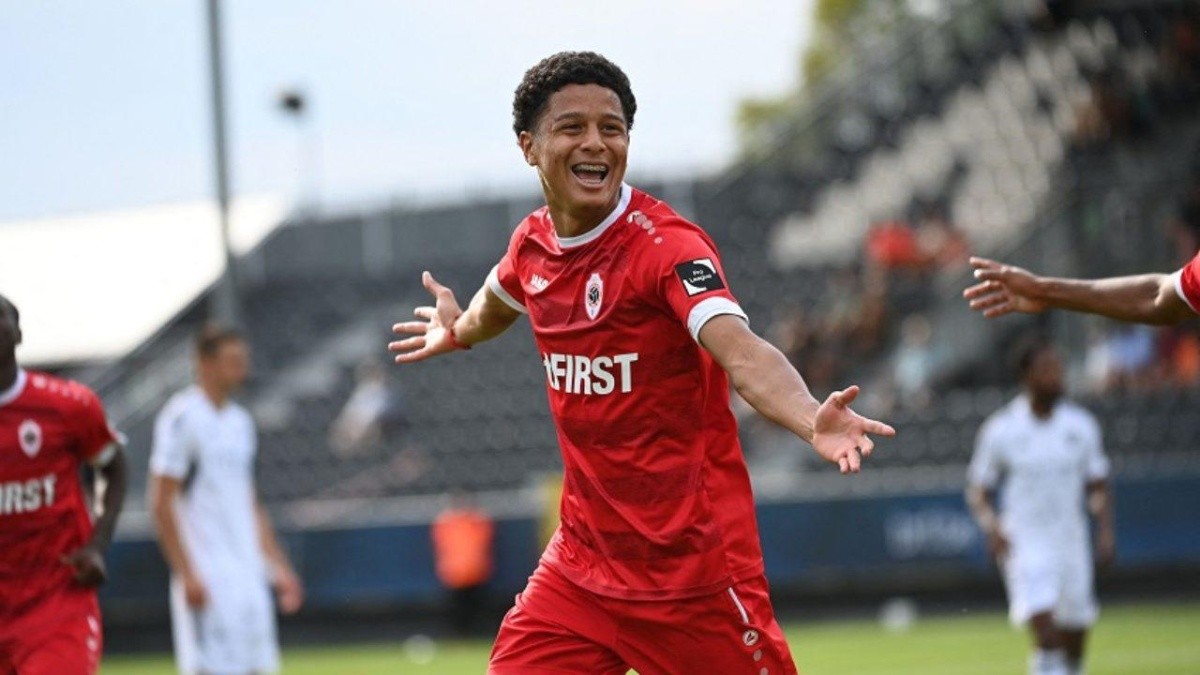 Anthony Valencia celebra un gol con el Royal Antwerp (Foto: Internet)