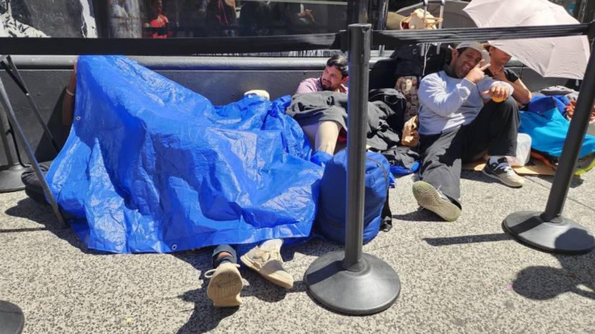 Migrantes hacen fila para ingresar a un albergue. (Foto: EFE)