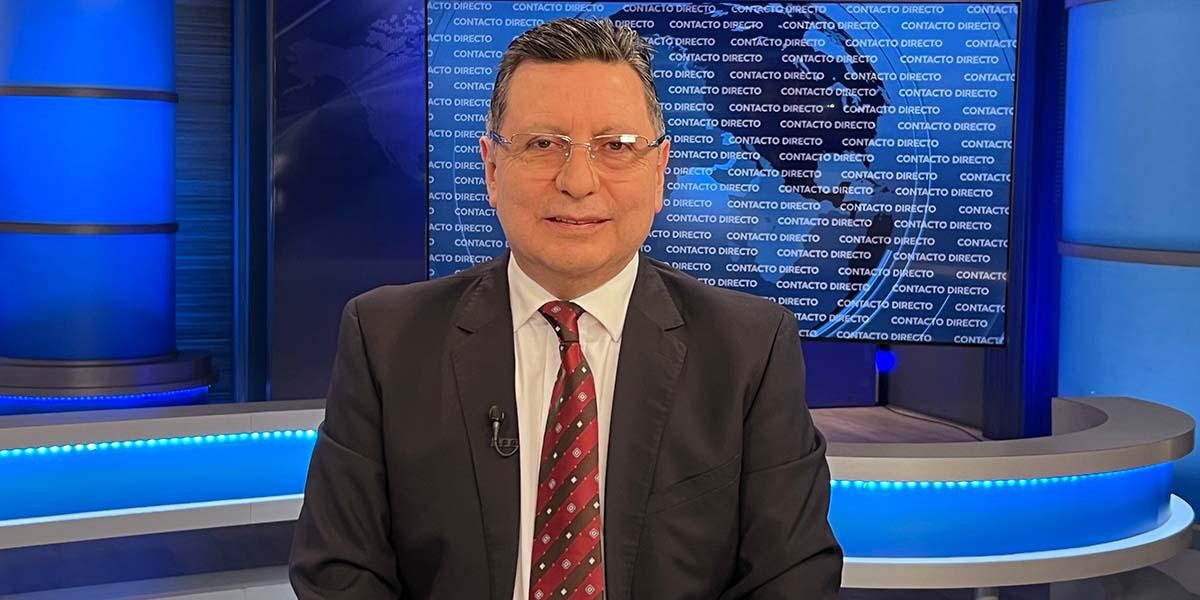 Guido Escobar en el set de Ecuavisa en Quito. (Liz Rivera / Ecuavisa)