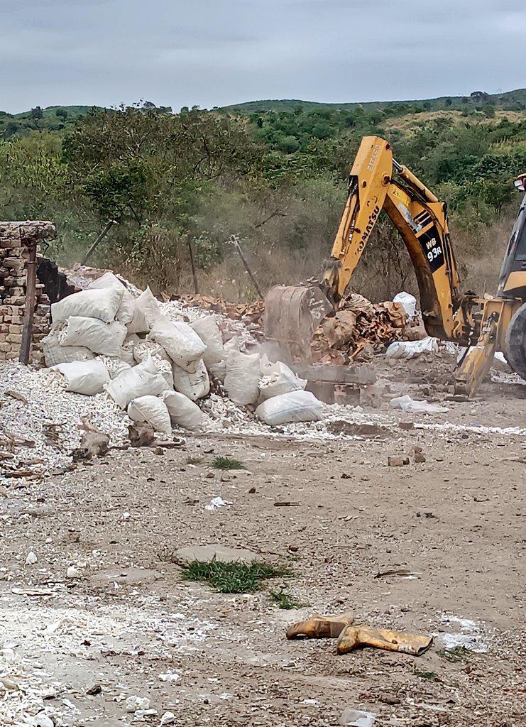 Camal clandestino siendo destruido. (Tomada del Twitter @Alcaldiagye)