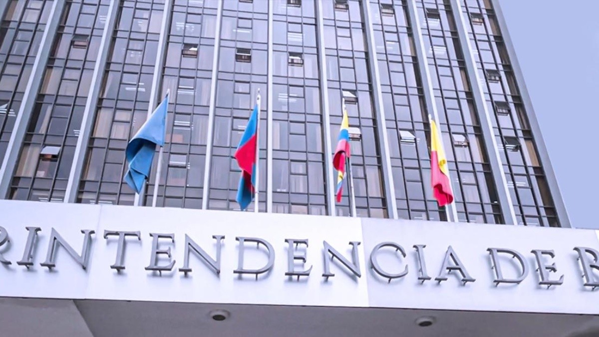 Fachada de las instalaciones de la Superintendencia de Bancos en Quito. (Foto: Superintendencia de Bancos.)