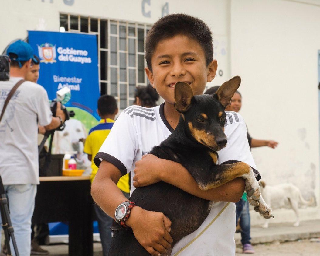 Imagen de un niño sosteniendo a su mascota. (Prefectura del Guayas)