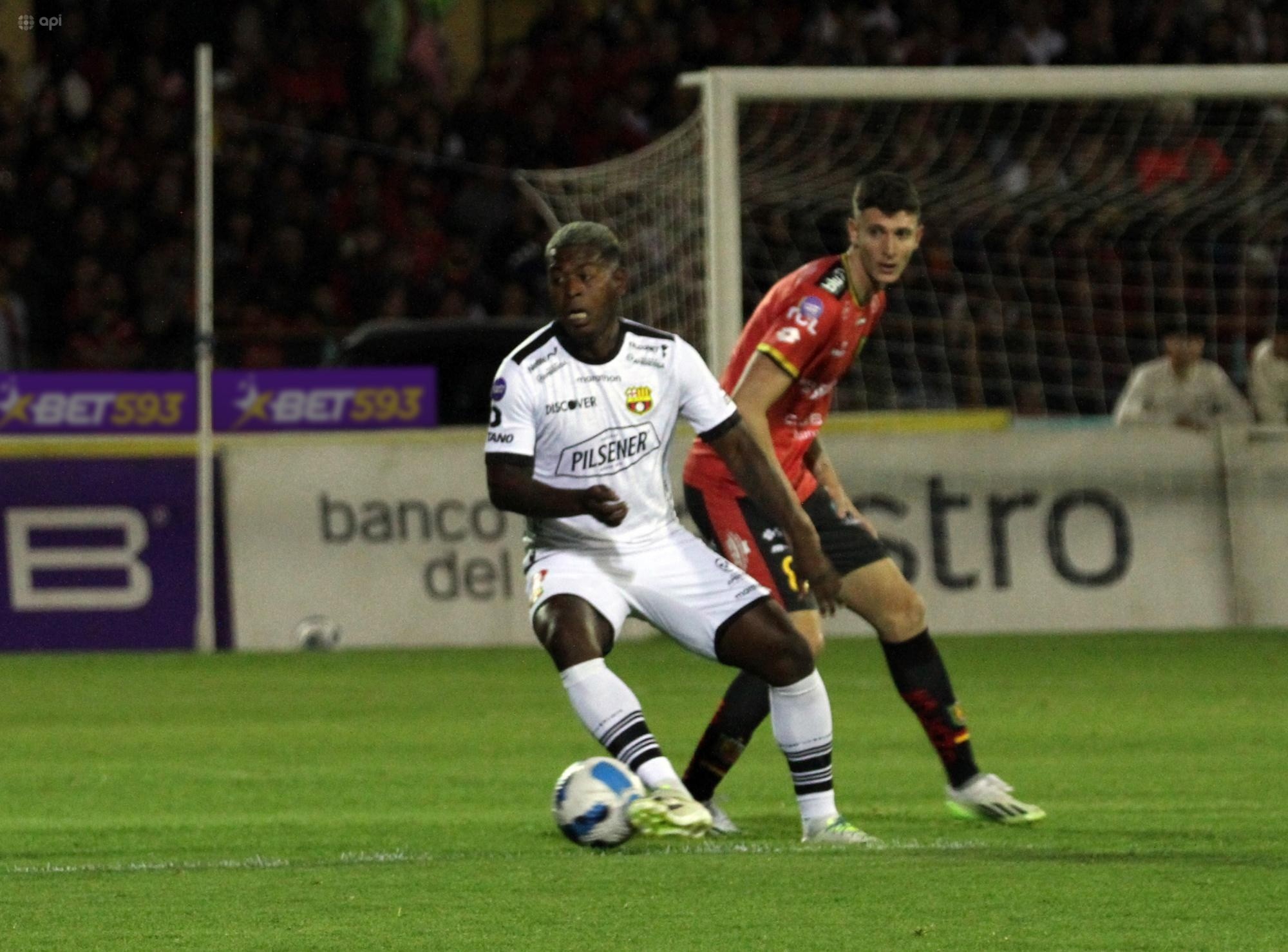 Gabriel Cortez no pudo anotar ante el Deportivo Cuenca. (API)