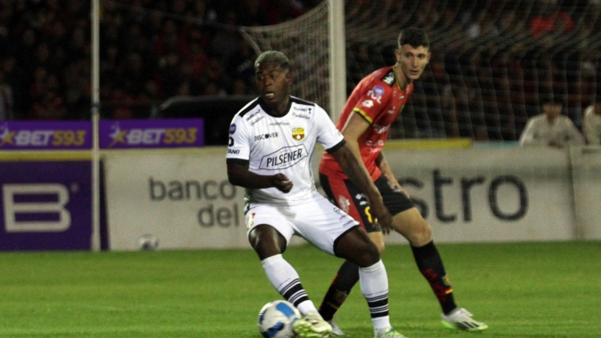 Gabriel Cortez no pudo anotar ante el Deportivo Cuenca. (API)