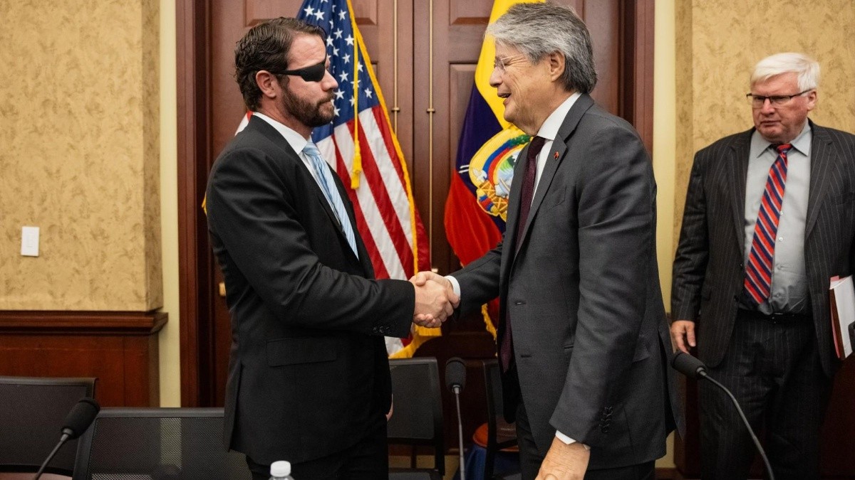 Dan Crenshaw estrecha la mano con Guillermo Lasso. (Foto: @RepDanCrenshaw)