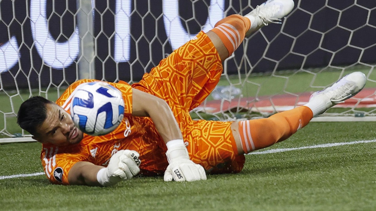Sergio Romero, portero de Boca, detiene un balón en la serie de penales contra el Palmeiras (EFE)
