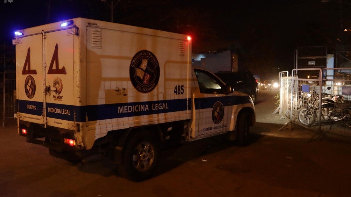 Imagen de un carro de Medicina Legal ingresando a la Penitenciaría del Litoral, tras reportarse la muerte de seis reos. (API)