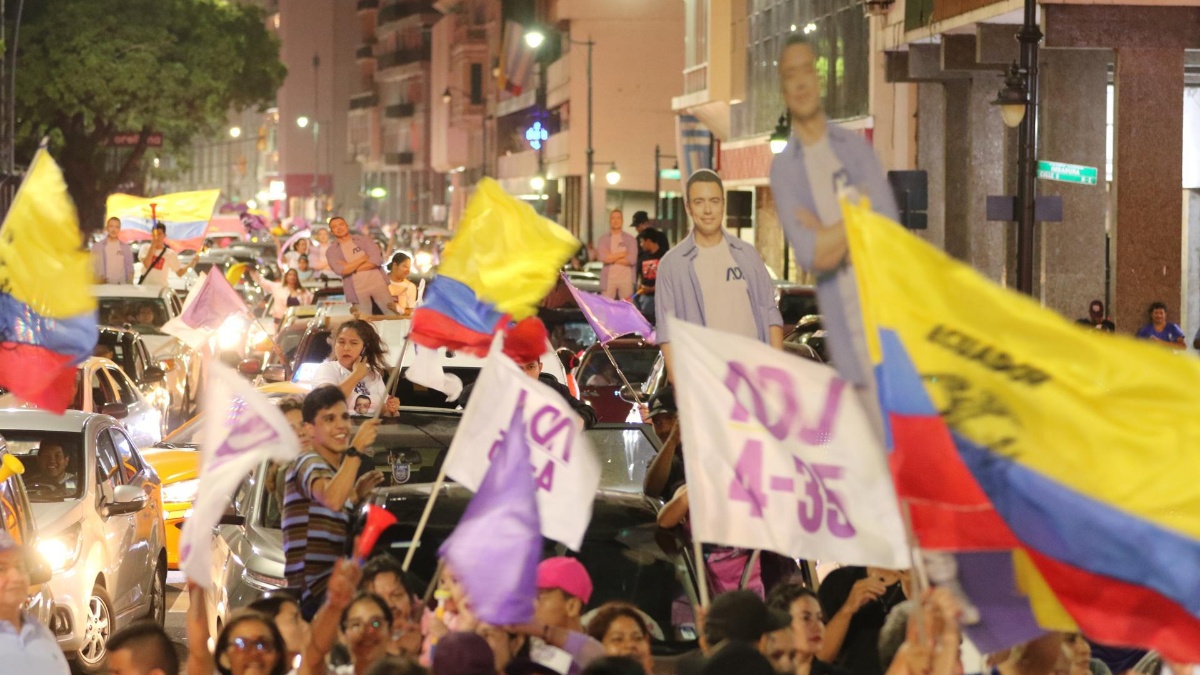 Simpatizantes del electo presidente ecuatoriano Daniel Noboa. (Jonathan Miranda / EFE)