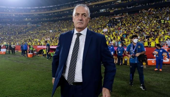 Gustavo Alfaro dirigiendo a Ecuador contra Argentina (Foto: Internet)