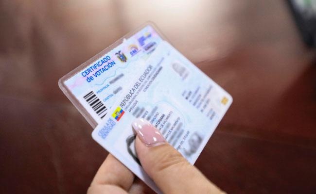 Imagen referencial de una cédula de identidad y un certificado de votación. (Fiscalía)
