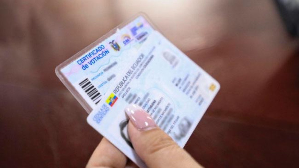Imagen referencial de una cédula de identidad y un certificado de votación. (Fiscalía)