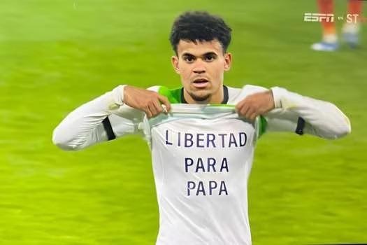 Luis Díaz con su camiseta en dedicatoria a su padre. (TV)