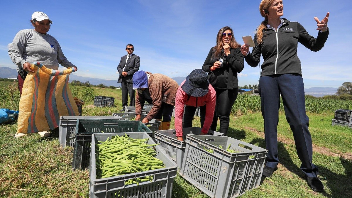La administradora de USAID, Samantha Power (d), visita hoy en la localidad de Tababela, a las afueras de Quito (Ecuador). (EFE)
