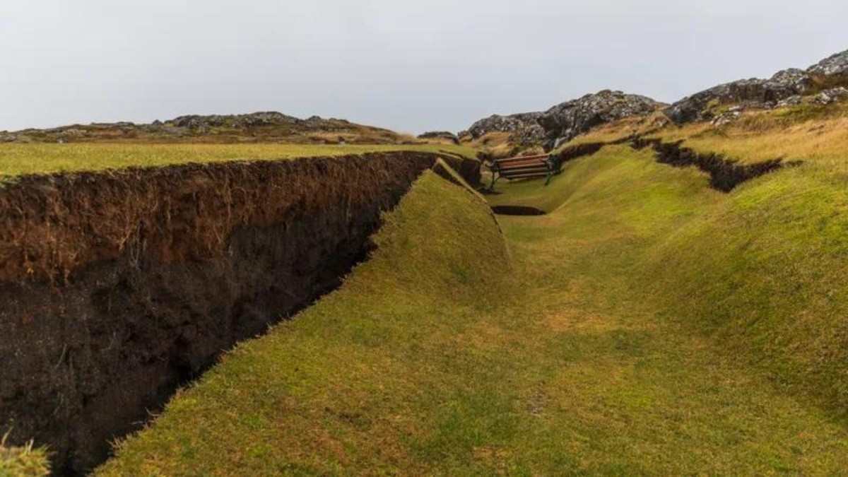 Deformación del terreno dentro y fuera del campo de golf en Grindavík, en Islandia. (Foto: Internet)