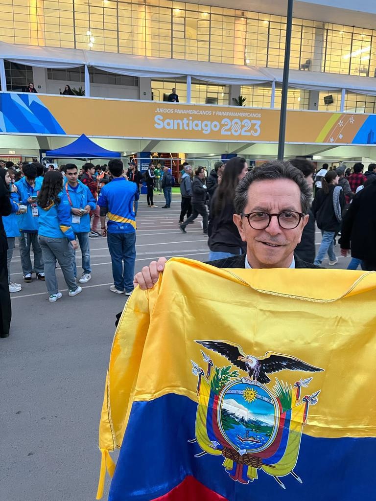 Roberto Izurieta previo a la ceremonia de apertura de los Juegos Panamericanos de Santiago de Chile. (Twitter de Roberto Izurieta)
