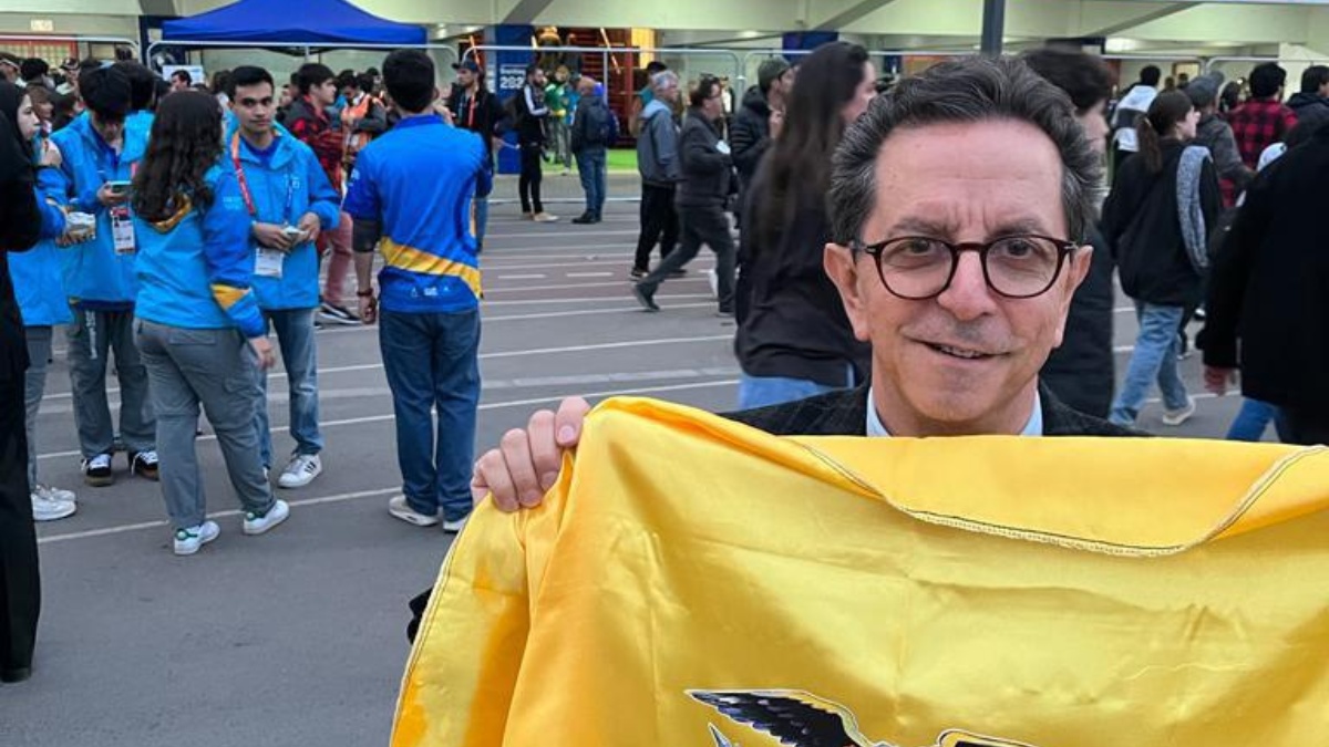 Roberto Izurieta previo a la ceremonia de apertura de los Juegos Panamericanos de Santiago de Chile. (Twitter de Roberto Izurieta)
