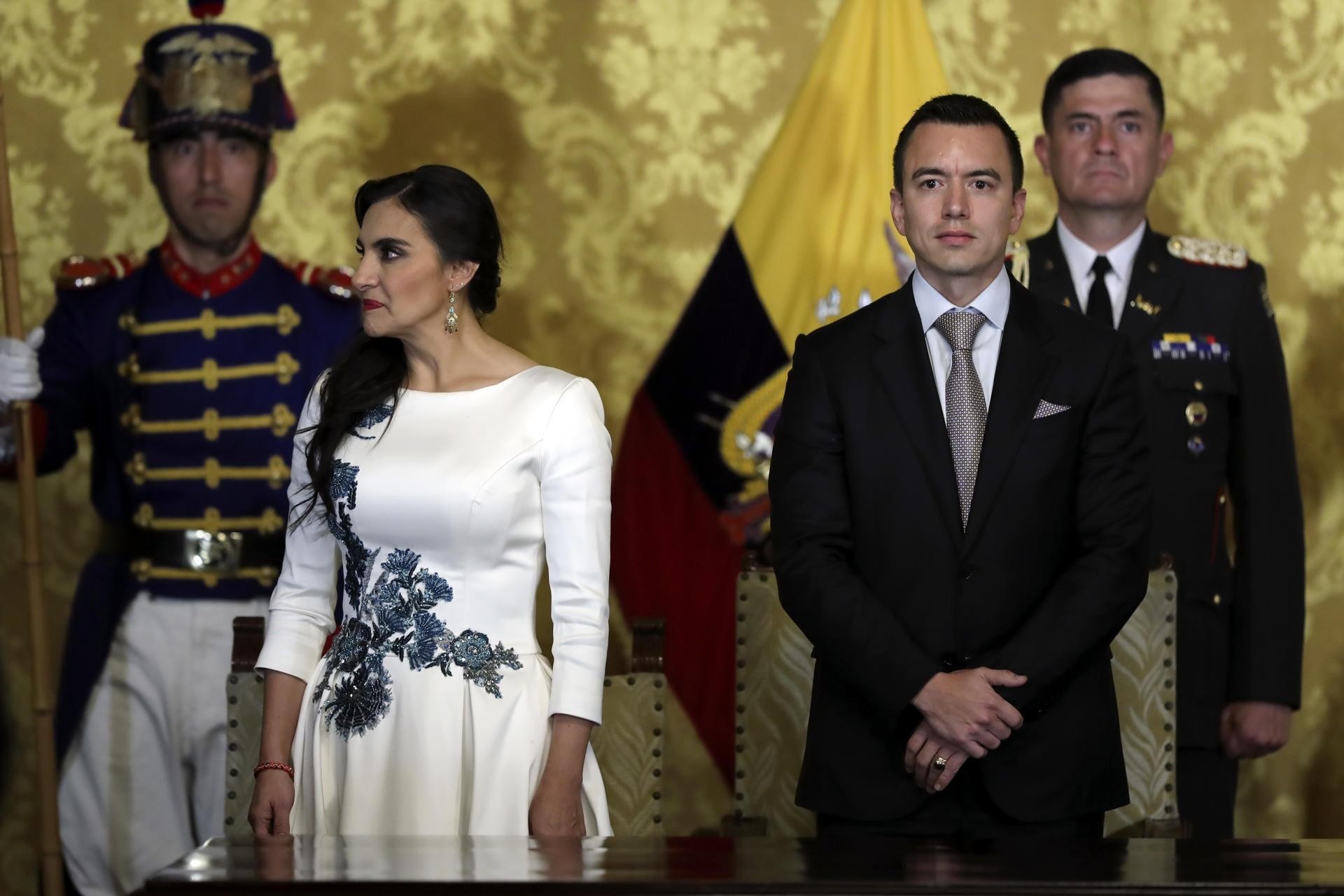 Imagen del 23 de noviembre de 2023. El presidente de la Repúlica, Daniel Noboa, y la vicepresidenta Verónica Abad, en el Salón Amarillo del Palacio de Carondelet. (José Jácome / EFE)