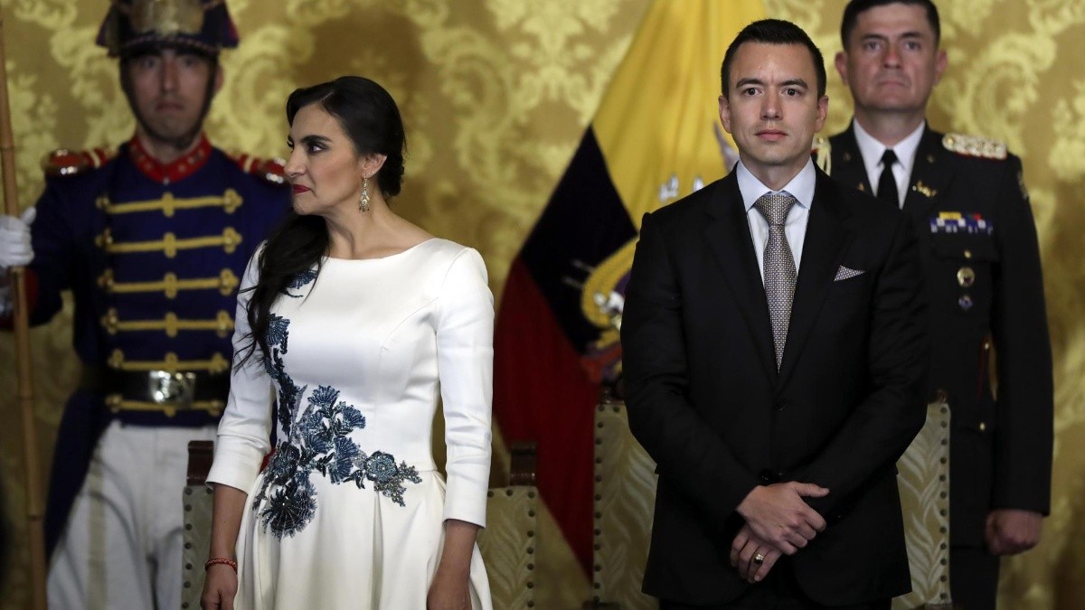 Imagen del 23 de noviembre de 2023. El presidente de la Repúlica, Daniel Noboa, y la vicepresidenta Verónica Abad, en el Salón Amarillo del Palacio de Carondelet. (José Jácome / EFE)
