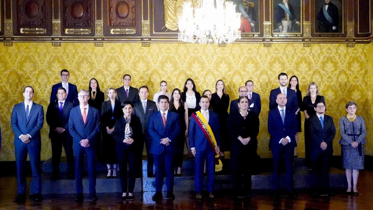 Foto oficial del presidente Daniel Noboa con su gabinete ministerial. (Daniel Molineros / API)