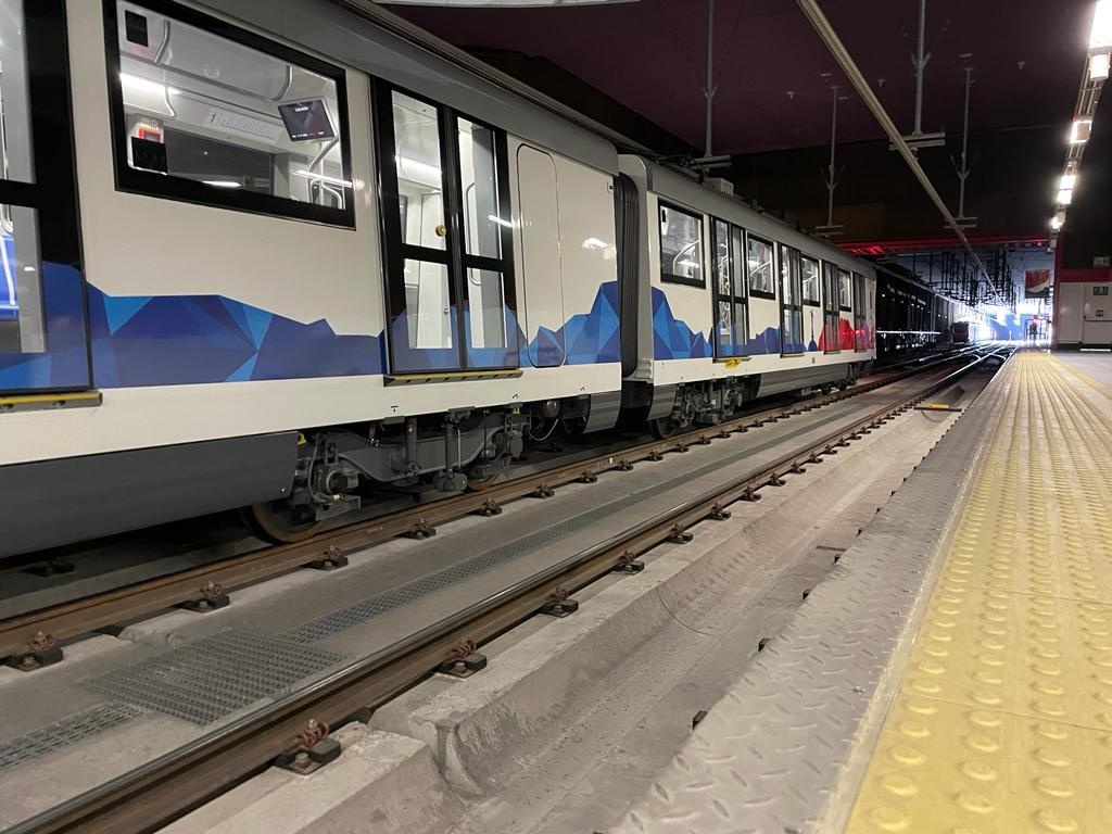 El Metro de Quito cuenta con 18 trenes. Cada uno tiene la capacidad de trasladar a 1 200 pasajeros. (Diego Bravo C. / Ecuavisa)