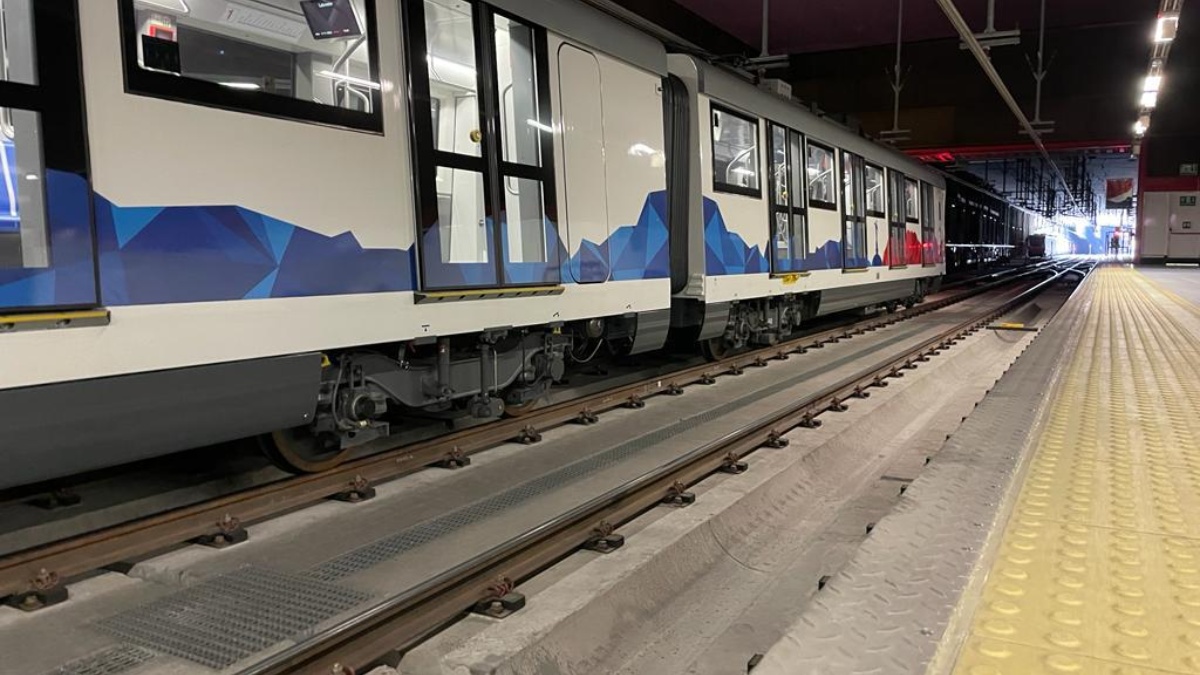 El Metro de Quito cuenta con 18 trenes. Cada uno tiene la capacidad de trasladar a 1 200 pasajeros. (Diego Bravo C. / Ecuavisa)