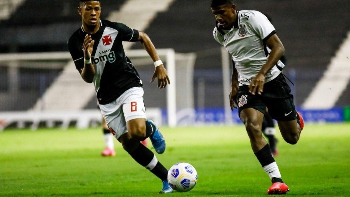 Jugadores de ambos clubes disputando el balón. (ARCHIVO)