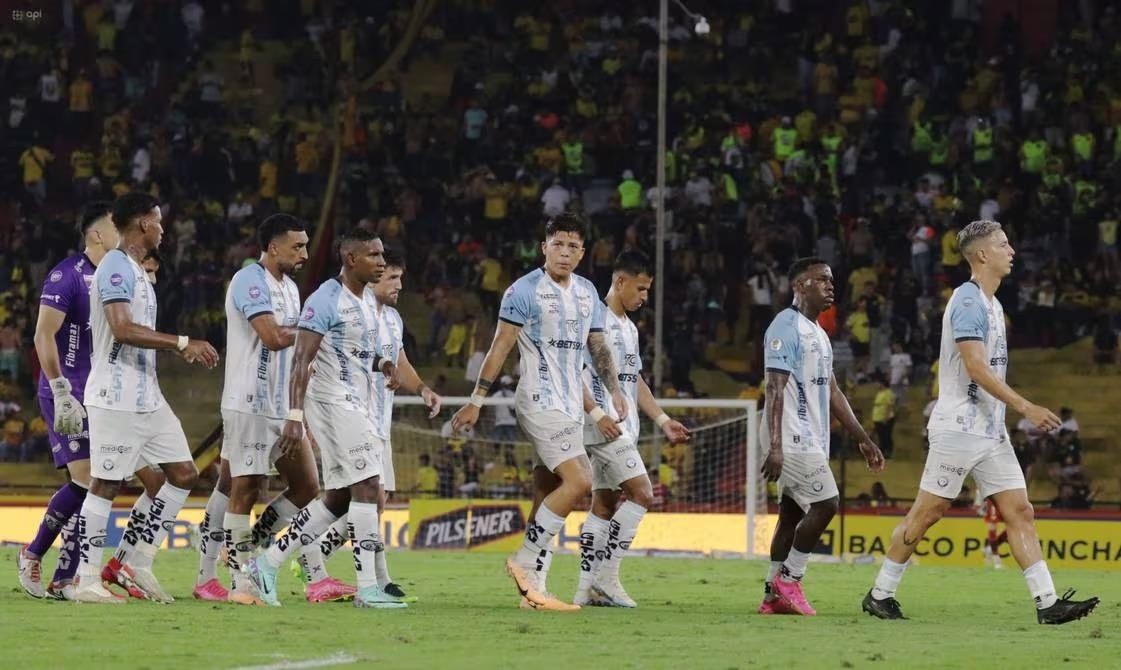 Jugadores de Guayaquil City lamentando el descenso. (ARCHIVO)