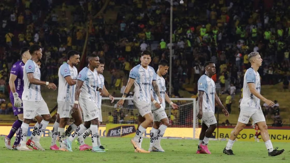 Jugadores de Guayaquil City lamentando el descenso. (ARCHIVO)