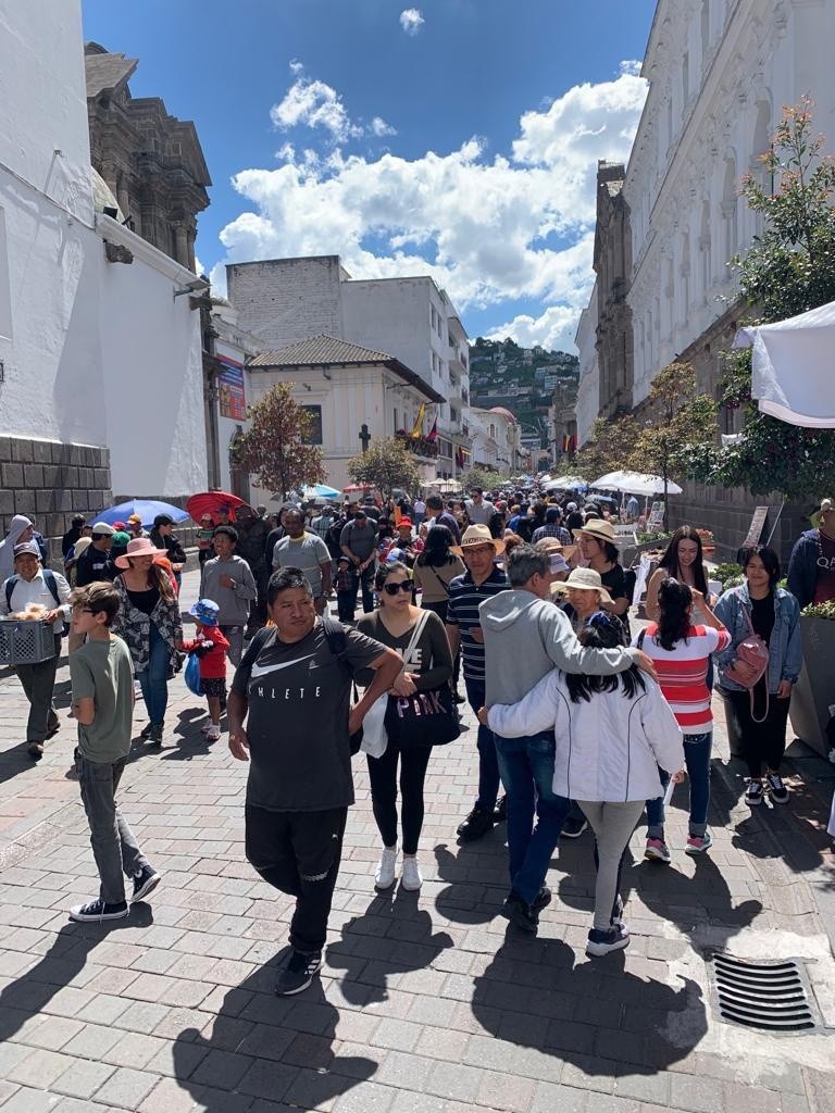 Cientos de personas visitaron el Centro Histórico en Quito.  Aprovecharon para hacer compras y conocer el Metro. (Foto: Internet)