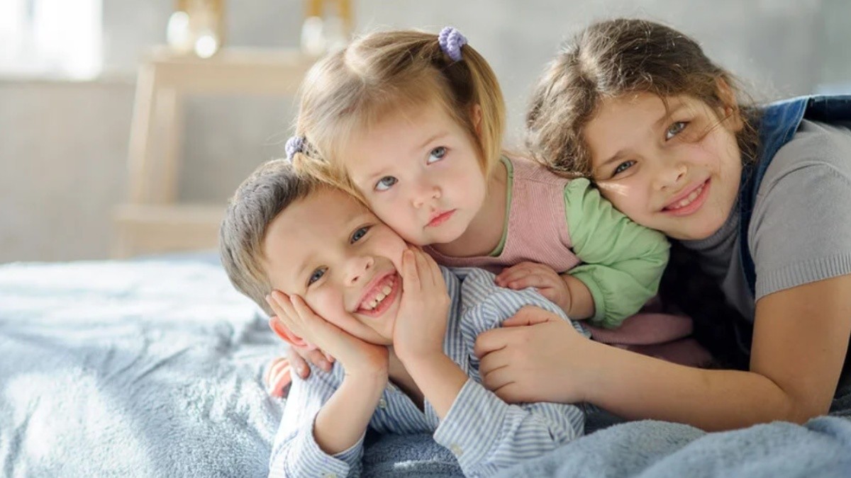 Imagen de tres hermanos. (RRSS)