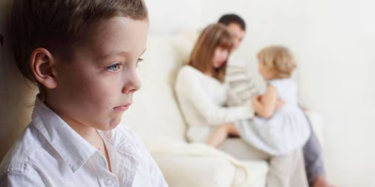 Niño enojado porque le prestan más atención a su hermana menor. (RRSS)