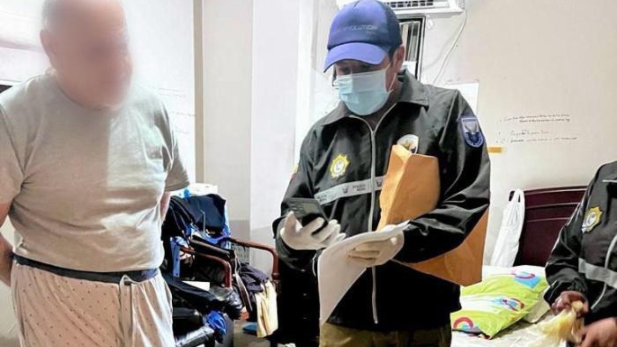 Momento en el que el exjuez Ronald Guerrero fue detenido por agentes. (FISCALÍA)