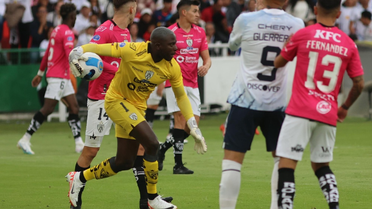 Moisés Ramírez, arquero ecuatoriano, falló en el único gol de Liga de Quito. (API)