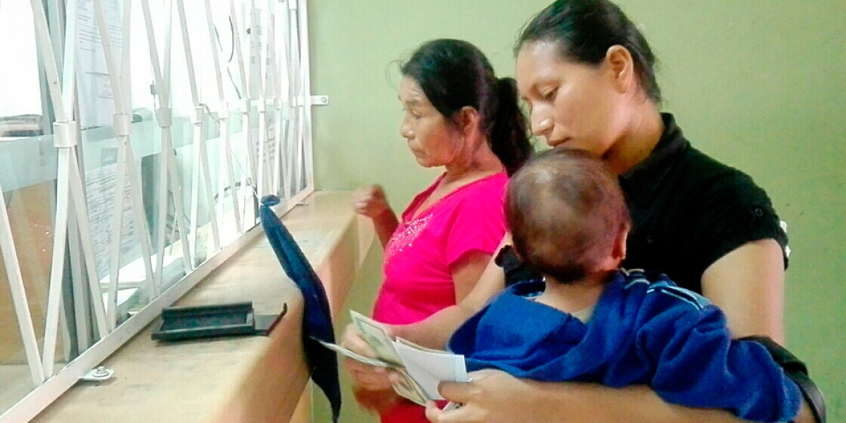 Foto referencial: Mujeres recibiendo el Bono de Desarrollo Humano. (MIES)