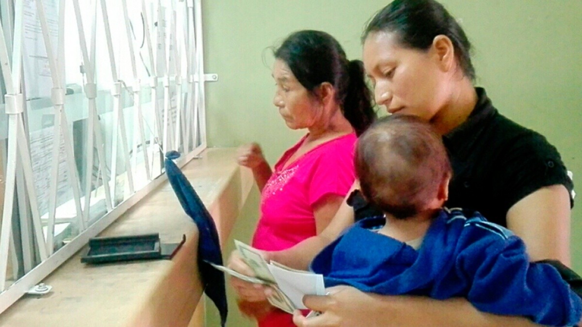 Foto referencial: Mujeres recibiendo el Bono de Desarrollo Humano. (MIES)