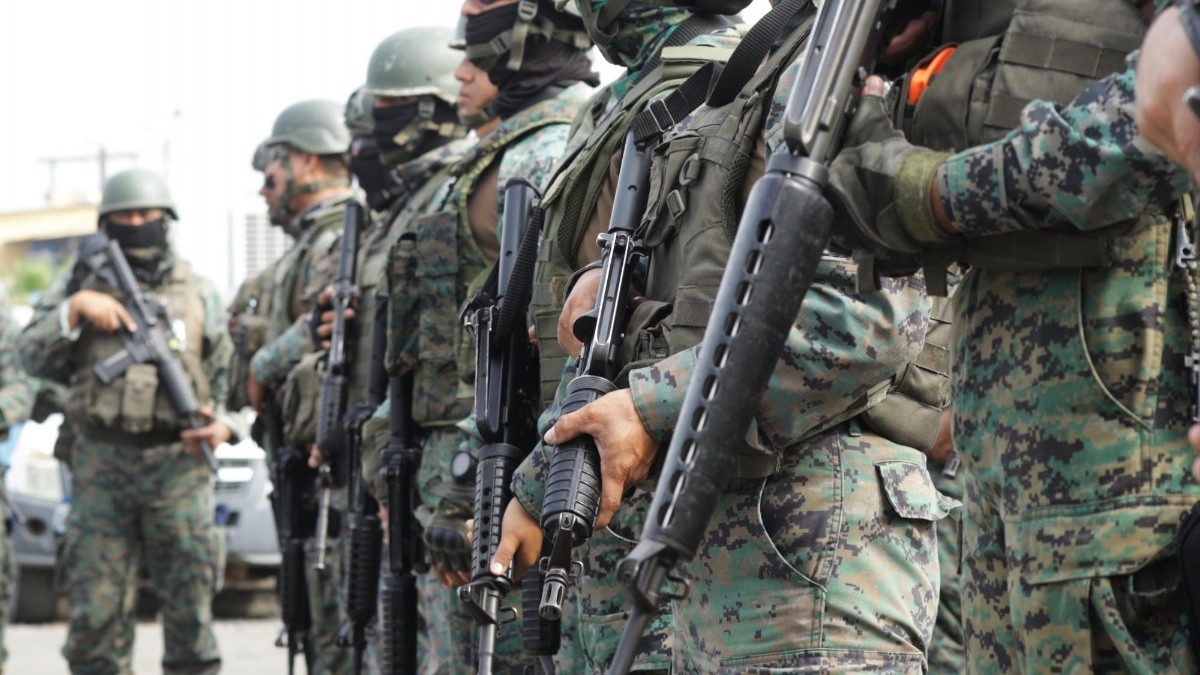 Los militares brindarán "apoyo complementario" a los policías en la lucha contra el crimen organizado. (API)