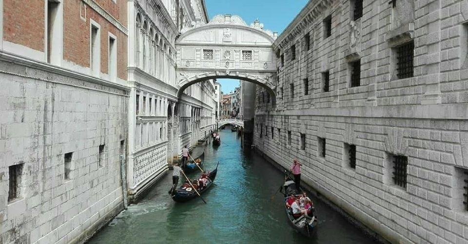 Un grupo de góndolas cruzando por el canal debajo del famoso puente de los suspiros en la ciudad de Venecia, Italia. (Europa Press)