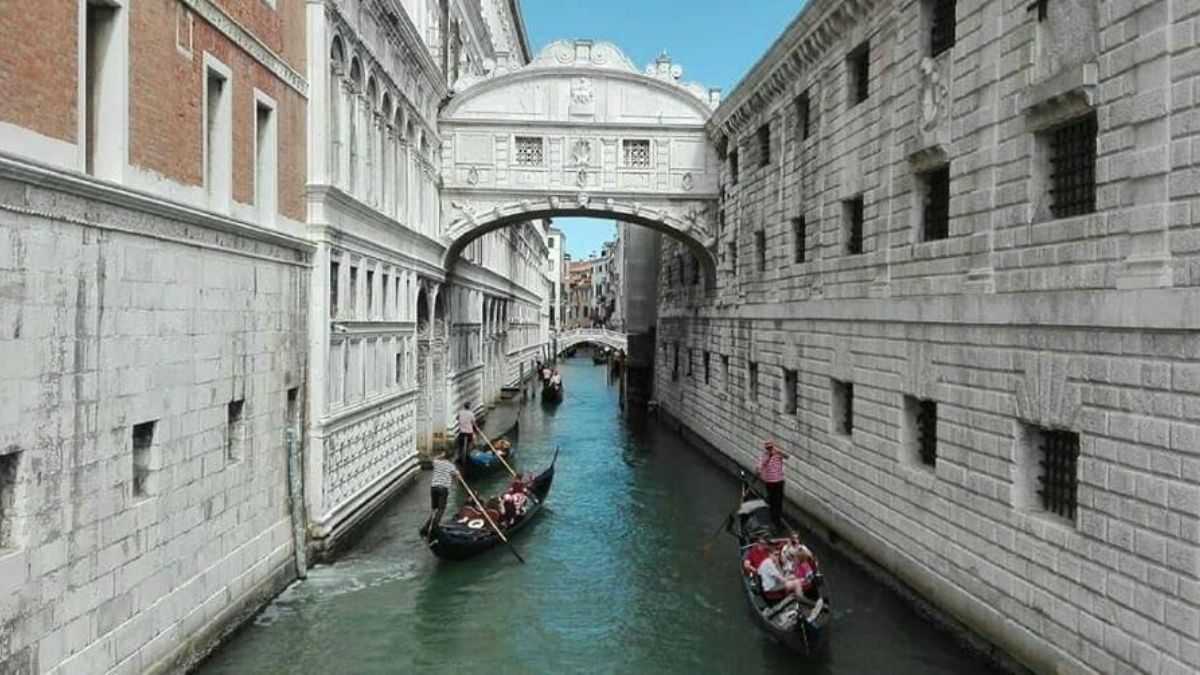 Un grupo de góndolas cruzando por el canal debajo del famoso puente de los suspiros en la ciudad de Venecia, Italia. (Europa Press)