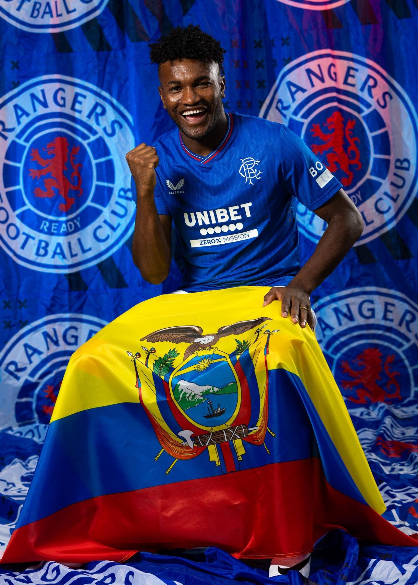 José Cifuentes posa con la indumentaria del Rangers y con la bandera de Ecuador (Twitter: Rangers)